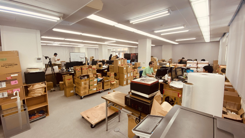 商品データを入力するスタッフの作業風景